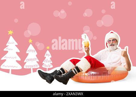 Babbo Natale con anello gonfiabile e cocktail con pollice su sfondo rosa. Natale a luglio Foto Stock