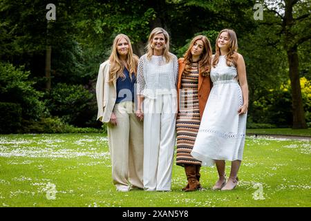 L'AIA - Re Willem-Alexander, Regina Maxima, Principessa Amalia, Principessa Alexia e Principessa Ariane posero per i media durante una sessione fotografica al Palazzo Huis Ten Bosch, 7 giugno 2024. Foto: Patrick van Katwijk credito: dpa Picture Alliance/Alamy Live News Foto Stock