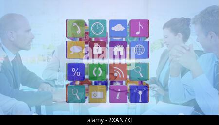 Immagine di un cubo con icone su diversi uomini d'affari che si incontrano in ufficio Foto Stock