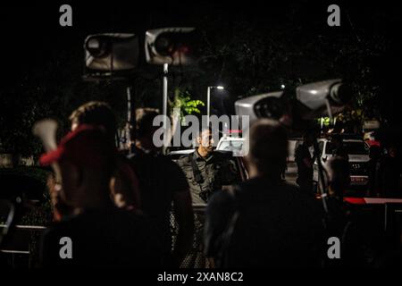 Un ufficiale di polizia di frontiera israeliano è in guardia durante una lodevole protesta fuori dalla villa del primo ministro israeliano Benjamin NetanyahuÕs a Cesarea, invitandolo a dimettersi. Venerdì 7 giugno 2024. Israele e Hamas sono stati aggiunti venerdì, alla NationsÕ cosiddetta Òlist della vergogna unita Ó, che è allegata a una relazione annuale presentata dall'ufficio del Segretario generale Antonio GuterresÕs che documenta le violazioni dei diritti contro i bambini nei conflitti armati. Foto di Eyal Warshavsky. Crediti: Eyal Warshavsky/Alamy Live News Foto Stock