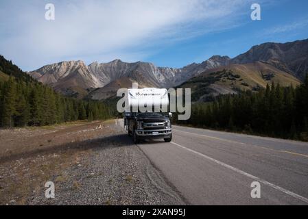 Camper per presso Kananaskis Trail nelle Montagne Rocciose canadesi nella contea di Kananaskis in Alberta in Canada. Foto Stock