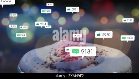 Immagine delle icone dei social media su macchie di luce colorate e sul primo piano di una tazza di caffè Foto Stock