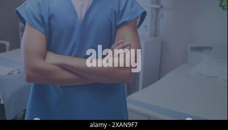 Immagine di numeri che elaborano sopra il medico maschio caucasico sorridente Foto Stock