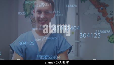 Immagine di numeri che elaborano sopra il medico maschio caucasico sorridente Foto Stock