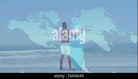 Immagine della mappa del mondo sul retro di un uomo afroamericano che tiene una tavola da surf sulla spiaggia Foto Stock