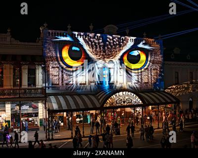 Ballarat Australia / White Night Ballarat trasforma la sua splendida architettura in opere d'arte. Foto Stock