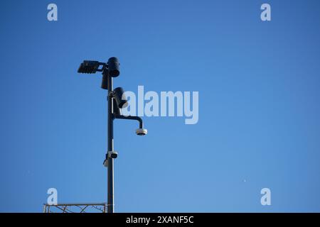 Primo piano della telecamera di sicurezza sulla strada. Foto Stock