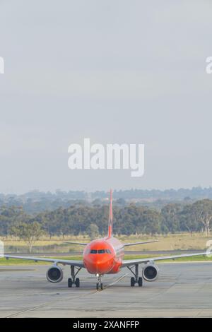 Jetstar Airways 10° anniversario livrea rossa e Airbus a320 NEO Jetstar Generation all'aeroporto Tullamarine di Melbourne, Australia. Foto Stock