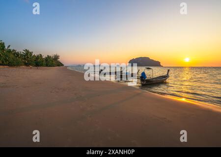 splendido tramonto sulla spiaggia tropicale di ko yao yai in thailandia Foto Stock