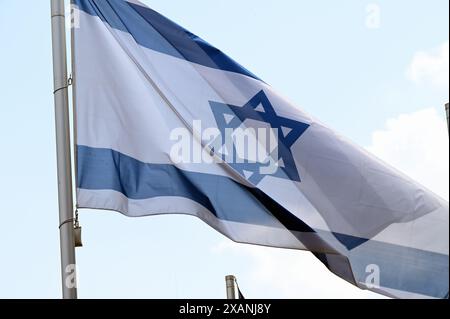 Colonia, Germania. 7 giugno 2024. Bandiera di Israele che fluttua nel vento credito: Horst Galuschka/dpa/Alamy Live News Foto Stock