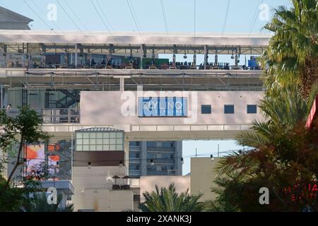 Las Vegas, NV / USA - 11 gennaio 2020: La zipline Fly Linq è mostrata sopra la piazza dello shopping Linq Promenade, situata appena fuori dalla Strip, durante il giorno. Foto Stock