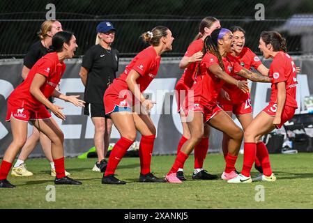 Cary, Carolina del Nord, Stati Uniti. 7 giugno 2024. Il difensore del North Carolina Courage SINCLAIRE MIRAMONTEZ celebra un gol con i compagni in panchina. Il North Carolina Courage ospitò il Tampa Bay Sun FC al WakeMed Soccer Park di Cary, Carolina del Nord. (Credit Image: © Patrick Magoon/ZUMA Press Wire) SOLO PER USO EDITORIALE! Non per USO commerciale! Foto Stock