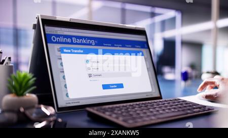 Digital Banking: Imprenditrice afroamericana che utilizza l'autenticazione mobile per il trasferimento finanziario su schermi di notebook e tablet Foto Stock