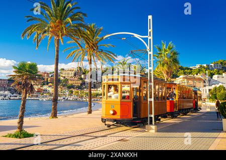 Il famoso tram arancione corre da Soller a Port de Soller, Mallorca, Spagna Foto Stock