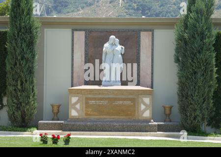 Los Angeles, California, USA 6 giugno 2024 attrice Debbie Reynolds e attrice Carrie Fisher Graves in Courts of Remembrance al Forest Lawn Memorial Park Hollywood Hills il 6 giugno 2024 a Los Angeles, California, USA. Foto di Barry King/Alamy Stock Photo Foto Stock