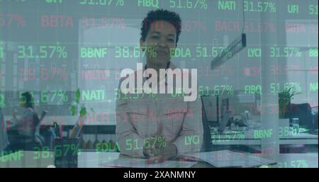 Immagine di numeri che elaborano su una coppia caucasica sorridente in spiaggia Foto Stock