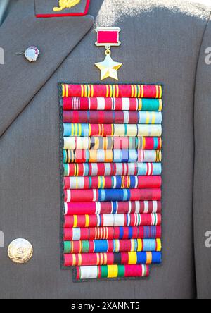 Samara, Russia - 25 maggio 2024: Uniforme militare del generale dell'Unione Sovietica con stella d'oro dell'eroe dell'Unione Sovietica e altri ordini e me Foto Stock