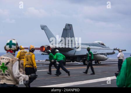 240606-N-FQ639-1030 PHILIPPINE SEA (6 giugno 2024) un F/A-18E Super Hornet, attaccato allo Eagles of Strike Fighter Squadron (VFA) 115, viene lanciato da Foto Stock