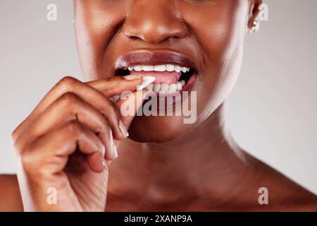 Il farmacista afroamericano fornisce alla donna la gomma alla nicotina per aiutarla nel suo viaggio a smettere di fumare. Foto Stock