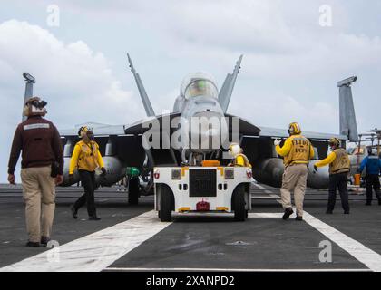 240606-N-FQ639-1123 PHILIPPINE SEA (6 giugno 2024) i marinai taxi un F/A-18F Super Hornet, attaccato al Diamondbacks dello Strike Fighter Squadron (VFA) Foto Stock