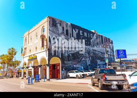 Los Angeles, California - 3 aprile 2024: Street art che mostra il murale Touch of Venice nel quartiere Venice Beach di LOS ANGELES Foto Stock