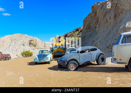 Nelson, Nevada - 15 aprile 2024: Selezione di veicoli d'epoca abbandonati nel deserto del Nevada Foto Stock