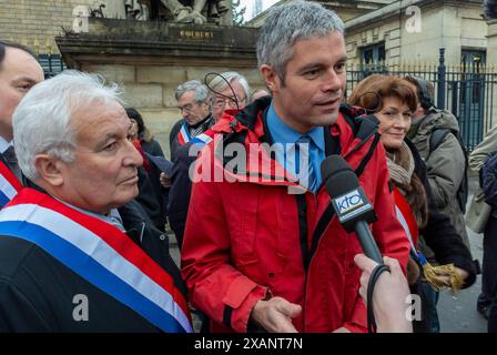 Parigi, Francia, Ritratto, matrimonio anti-gay, politico francese, Franck Riester, democratici cristiani, parla alla dimostrazione pubblica, fuori Foto Stock