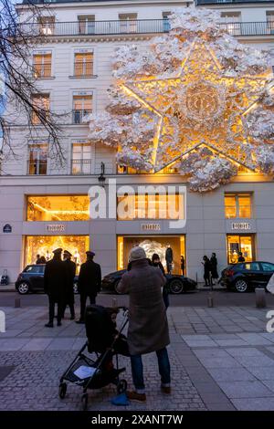 Parigi, Francia, gente affollata, scene di strada, negozio Christian Dior, luci di Natale, a Parigi, Rue Saint Honoré, Rue Cambon, negozi di lusso Foto Stock