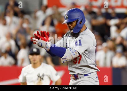 Los Angeles Dodgers Teoscar Hernandez festeggia dopo aver guidato in 2 punti con una doppia nell'undicesimo inning contro i New York Yankees allo Yankee Stadium venerdì 7 giugno 2024 a New York City. Foto di John Angelillo/UPI Foto Stock