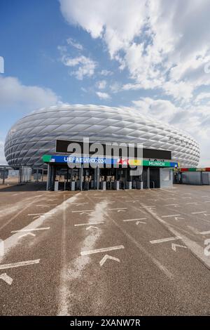 Monaco, Germania. 7 giugno 2024. Il marchio e il design UEFA EURO 2020 sono visibili sopra i cancelli di sicurezza e i controlli di accesso all'ingresso della Monaco Football Arena il 7 giugno, 2024 in vista di una conferenza stampa per presentare il concetto di sicurezza per il Campionato europeo di calcio nella Monaco Football Arena di Monaco (Baviera). Il campionato europeo di calcio prende il via nello stadio di calcio il 14 giugno con la partita di apertura Credit: Matthias Balk/dpa/Alamy Live News Foto Stock