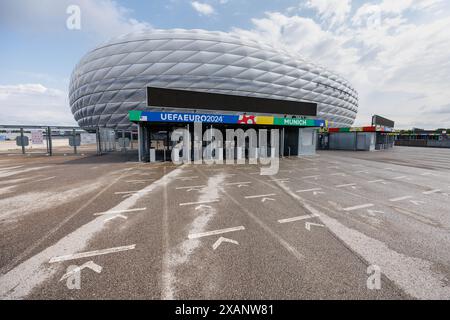 Monaco, Germania. 7 giugno 2024. Il marchio e il design UEFA EURO 2020 sono visibili sopra i cancelli di sicurezza e i controlli di accesso all'ingresso della Monaco Football Arena il 7 giugno, 2024 in vista di una conferenza stampa per presentare il concetto di sicurezza per il Campionato europeo di calcio nella Monaco Football Arena di Monaco (Baviera). Il campionato europeo di calcio prende il via nello stadio di calcio il 14 giugno con la partita di apertura Credit: Matthias Balk/dpa/Alamy Live News Foto Stock