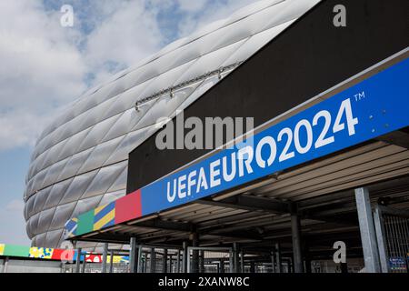 Monaco, Germania. 7 giugno 2024. Il marchio e il design UEFA EURO 2020 sono visibili sopra i cancelli di sicurezza e i controlli di accesso all'ingresso della Monaco Football Arena il 7 giugno, 2024 in vista di una conferenza stampa per presentare il concetto di sicurezza per il Campionato europeo di calcio nella Monaco Football Arena di Monaco (Baviera). Il campionato europeo di calcio prende il via nello stadio di calcio il 14 giugno con la partita di apertura Credit: Matthias Balk/dpa/Alamy Live News Foto Stock