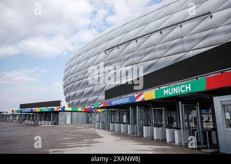 Monaco, Germania. 7 giugno 2024. Il marchio e il design UEFA EURO 2020 sono visibili sopra i cancelli di sicurezza e i controlli di accesso all'ingresso della Monaco Football Arena il 7 giugno, 2024 in vista di una conferenza stampa per presentare il concetto di sicurezza per il Campionato europeo di calcio nella Monaco Football Arena di Monaco (Baviera). Il campionato europeo di calcio prende il via nello stadio di calcio il 14 giugno con la partita di apertura Credit: Matthias Balk/dpa/Alamy Live News Foto Stock