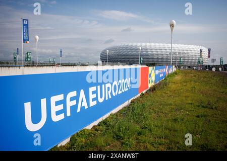 Monaco, Germania. 7 giugno 2024. La scritta "UEFA EURO 2020" di fronte alla Munich Football Arena il 7 giugno 2024 in vista di una conferenza stampa per presentare il concetto di sicurezza per il Campionato europeo di calcio nella Munich Football Arena di Monaco (Baviera). Il campionato europeo di calcio prende il via nello stadio di calcio il 14 giugno con la partita di apertura Credit: Matthias Balk/dpa/Alamy Live News Foto Stock