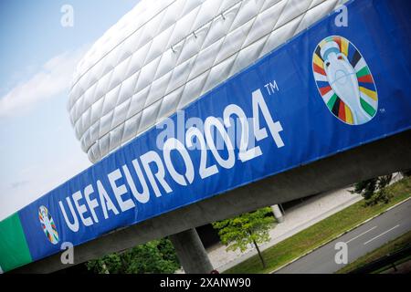 Monaco, Germania. 7 giugno 2024. Il marchio e il design UEFA EURO 2020 possono essere visti fuori dalla Munich Football Arena il 7 giugno 2024, in vista di una conferenza stampa per presentare il concetto di sicurezza per il Campionato europeo di calcio nella Munich Football Arena di Monaco (Baviera). Il campionato europeo di calcio prende il via nello stadio di calcio il 14 giugno con la partita di apertura Credit: Matthias Balk/dpa/Alamy Live News Foto Stock