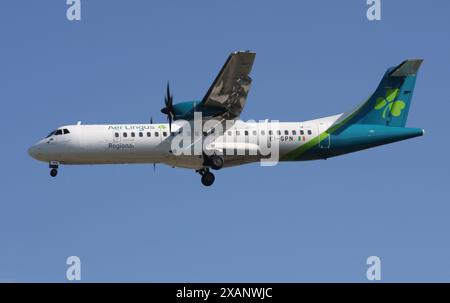 Un Aeritalia ATR 72-600 di Aer Lingus Regional gestito da Emerald Airlines si avvicina all'aeroporto di Gatwick a Londra Foto Stock