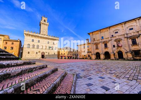 Montepulciano, Toscana, Italia. Il Municipio in Piazza grande. Foto Stock