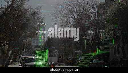 Immagine di grafici a linee con numeri sul tram che si muove in mezzo a auto parcheggiate su strada in città Foto Stock