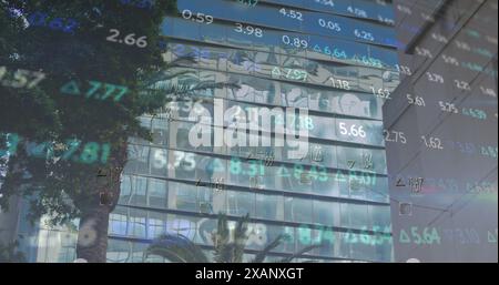 Immagine del tabellone commerciale e grafico con vista ad angolo basso dell'edificio e dell'albero in città Foto Stock