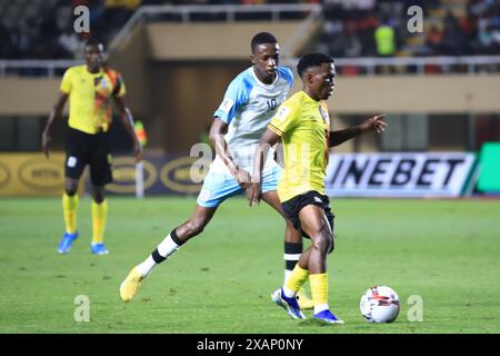 Kampala, Uganda. 7 giugno 2026. Travis Mutyaba (R) dell'Uganda gareggia per il pallone durante la partita di qualificazione ai Mondiali 2026 tra Uganda e Botswana al Mandela National Stadium di Kampala, la capitale dell'Uganda, il 7 giugno 2026. Crediti: Hajarah Nalwadda/Xinhua/Alamy Live News Foto Stock