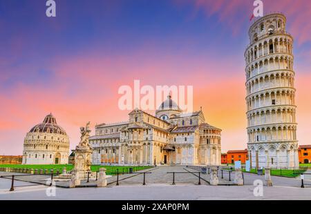 Torre Pendente di Pisa e Cattedrale di Pisa all'alba. Pisa, Italia. Foto Stock