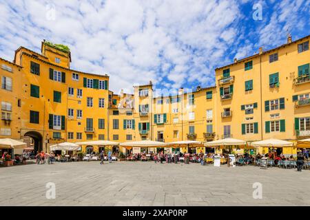 Lucca, Toscana, Italia - 6 maggio 2024: Veduta della piazza principale, Piazza del Dell Anfiteatro. Foto Stock