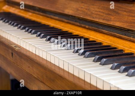 Primo piano di tasti in avorio ed ebano su un vecchio pianoforte Foto Stock