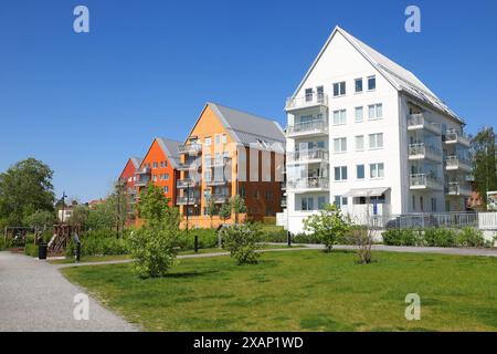 Sodertalje, Svezia - 18 maggio 2024: Parco pubblico di fronte a edifici residenziali e moderni situati in via Sagverksvagen. Foto Stock