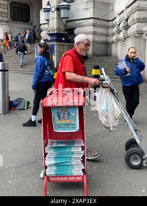 Londra, Regno Unito. 5 giugno 2024. Un'edicola serale Standard a Londra. La BBC ha dichiarato: "Il quotidiano Evening Standard ha annunciato l'intenzione di abbandonare la sua edizione quotidiana e andare settimanalmente. Il giornale di Londra fu lanciato nella sua incarnazione originale nel 1827, e divenne gratuito nel 2009. Un'e-mail al personale diceva che più lavoro da casa e la disponibilità di wi-fi sul tubo erano tra i fattori che avevano danneggiato le sue fortune. La circolazione della carta è scesa da 850.000 a 275.000 negli ultimi cinque anni, e ha perso 84 milioni di sterline negli ultimi sei anni”. Crediti: Maureen McLean/Alamy Foto Stock