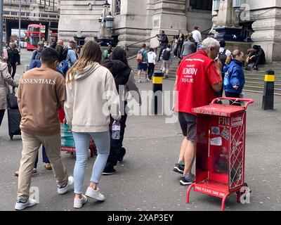 Londra, Regno Unito. 5 giugno 2024. Un'edicola serale Standard a Londra. La BBC ha dichiarato: "Il quotidiano Evening Standard ha annunciato l'intenzione di abbandonare la sua edizione quotidiana e andare settimanalmente. Il giornale di Londra fu lanciato nella sua incarnazione originale nel 1827, e divenne gratuito nel 2009. Un'e-mail al personale diceva che più lavoro da casa e la disponibilità di wi-fi sul tubo erano tra i fattori che avevano danneggiato le sue fortune. La circolazione della carta è scesa da 850.000 a 275.000 negli ultimi cinque anni, e ha perso 84 milioni di sterline negli ultimi sei anni”. Crediti: Maureen McLean/Alamy Foto Stock