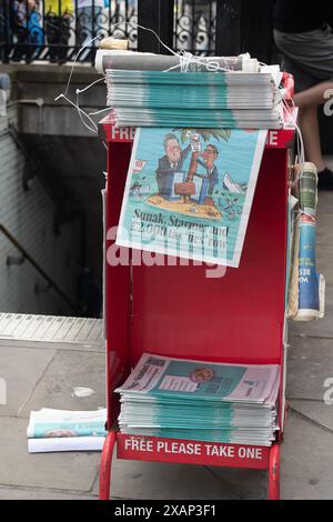 Londra, Regno Unito. 5 giugno 2024. Un'edicola serale Standard a Londra. La BBC ha dichiarato: "Il quotidiano Evening Standard ha annunciato l'intenzione di abbandonare la sua edizione quotidiana e andare settimanalmente. Il giornale di Londra fu lanciato nella sua incarnazione originale nel 1827, e divenne gratuito nel 2009. Un'e-mail al personale diceva che più lavoro da casa e la disponibilità di wi-fi sul tubo erano tra i fattori che avevano danneggiato le sue fortune. La circolazione della carta è scesa da 850.000 a 275.000 negli ultimi cinque anni, e ha perso 84 milioni di sterline negli ultimi sei anni”. Crediti: Maureen McLean/Alamy Foto Stock