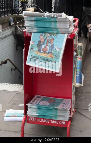 Londra, Regno Unito. 5 giugno 2024. Un'edicola serale Standard a Londra. La BBC ha dichiarato: "Il quotidiano Evening Standard ha annunciato l'intenzione di abbandonare la sua edizione quotidiana e andare settimanalmente. Il giornale di Londra fu lanciato nella sua incarnazione originale nel 1827, e divenne gratuito nel 2009. Un'e-mail al personale diceva che più lavoro da casa e la disponibilità di wi-fi sul tubo erano tra i fattori che avevano danneggiato le sue fortune. La circolazione della carta è scesa da 850.000 a 275.000 negli ultimi cinque anni, e ha perso 84 milioni di sterline negli ultimi sei anni”. Crediti: Maureen McLean/Alamy Foto Stock