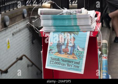 Londra, Regno Unito. 5 giugno 2024. Un'edicola serale Standard a Londra. La BBC ha dichiarato: "Il quotidiano Evening Standard ha annunciato l'intenzione di abbandonare la sua edizione quotidiana e andare settimanalmente. Il giornale di Londra fu lanciato nella sua incarnazione originale nel 1827, e divenne gratuito nel 2009. Un'e-mail al personale diceva che più lavoro da casa e la disponibilità di wi-fi sul tubo erano tra i fattori che avevano danneggiato le sue fortune. La circolazione della carta è scesa da 850.000 a 275.000 negli ultimi cinque anni, e ha perso 84 milioni di sterline negli ultimi sei anni”. Crediti: Maureen McLean/Alamy Foto Stock