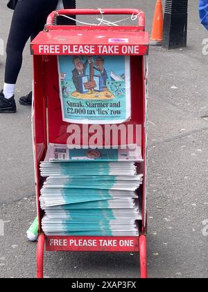 Londra, Regno Unito. 5 giugno 2024. Un'edicola serale Standard a Londra. La BBC ha dichiarato: "Il quotidiano Evening Standard ha annunciato l'intenzione di abbandonare la sua edizione quotidiana e andare settimanalmente. Il giornale di Londra fu lanciato nella sua incarnazione originale nel 1827, e divenne gratuito nel 2009. Un'e-mail al personale diceva che più lavoro da casa e la disponibilità di wi-fi sul tubo erano tra i fattori che avevano danneggiato le sue fortune. La circolazione della carta è scesa da 850.000 a 275.000 negli ultimi cinque anni, e ha perso 84 milioni di sterline negli ultimi sei anni”. Crediti: Maureen McLean/Alamy Foto Stock